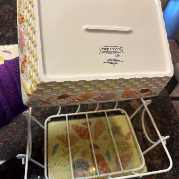 Temp-tations by Tara 3-Qt Covered Casserole – Summer Shells – NEW w/ Trivet - Picture 5 of 12